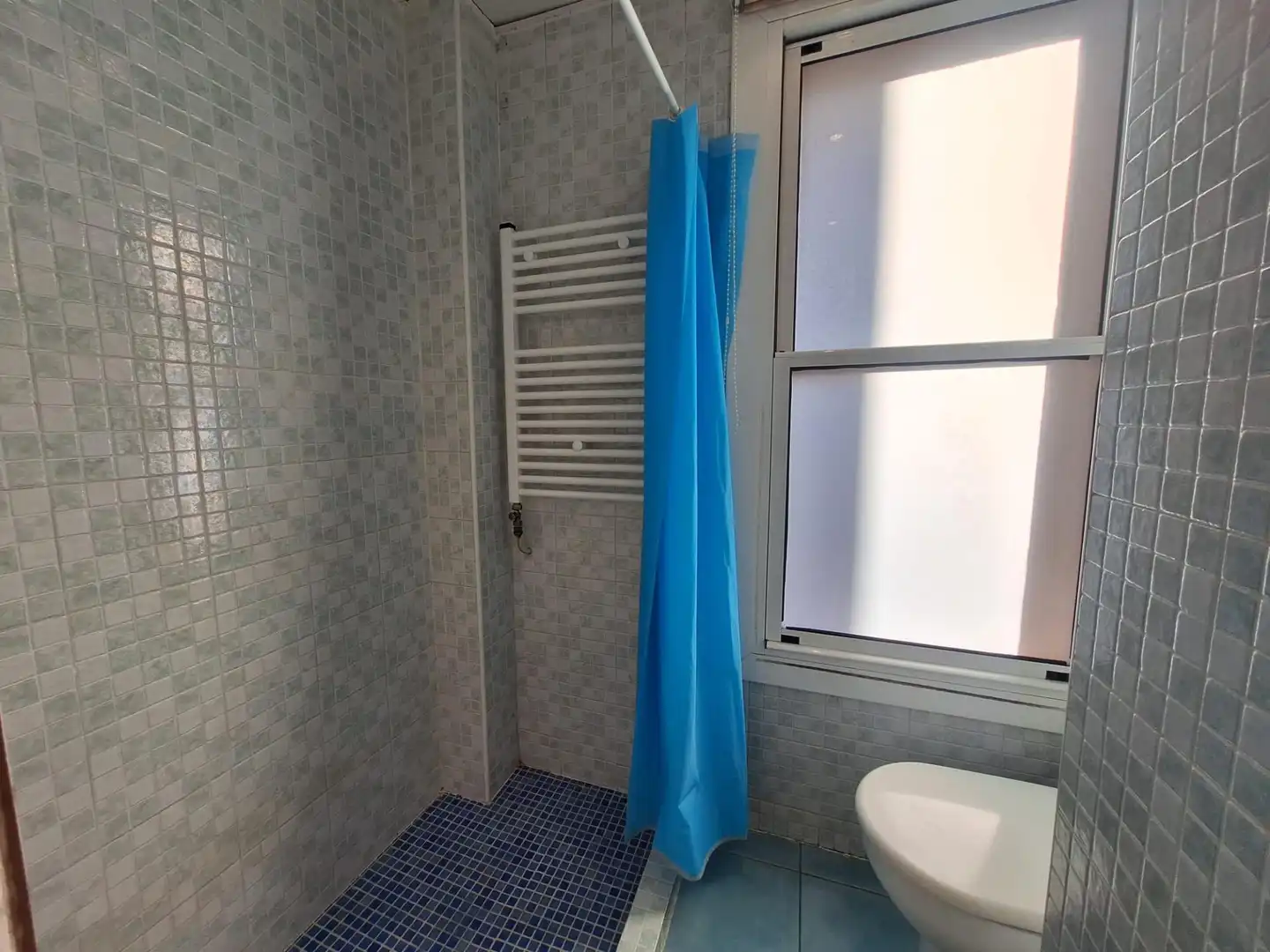 Badezimmer von Wohnung zum Verkauf in Barcelona mit Klimaanlage und Heizung