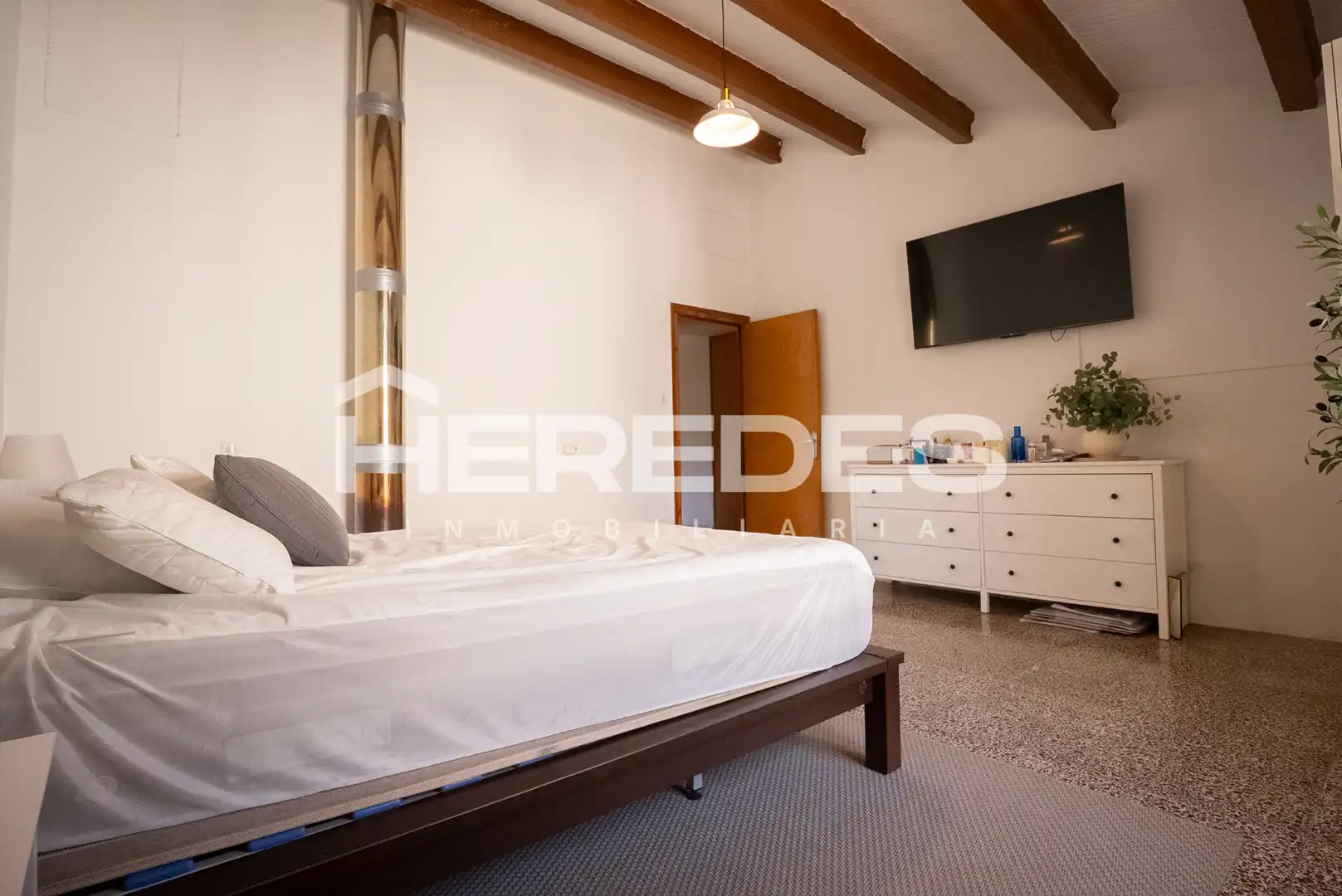 Dormitori de Casa o xalet en venda en Torrelles de Llobregat amb Jardí privat, Terrassa i Moblat