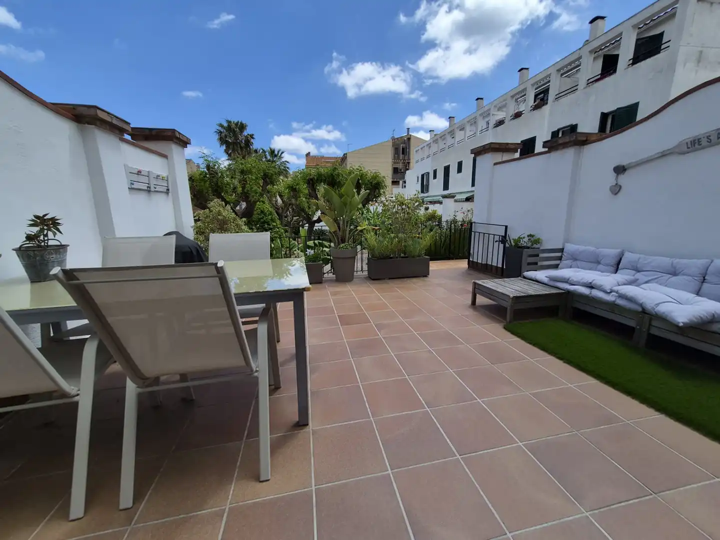 Terrasse von Einfamilien-Reihenhaus zum Verkauf in Calella mit Klimaanlage, Heizung und Privatgarten