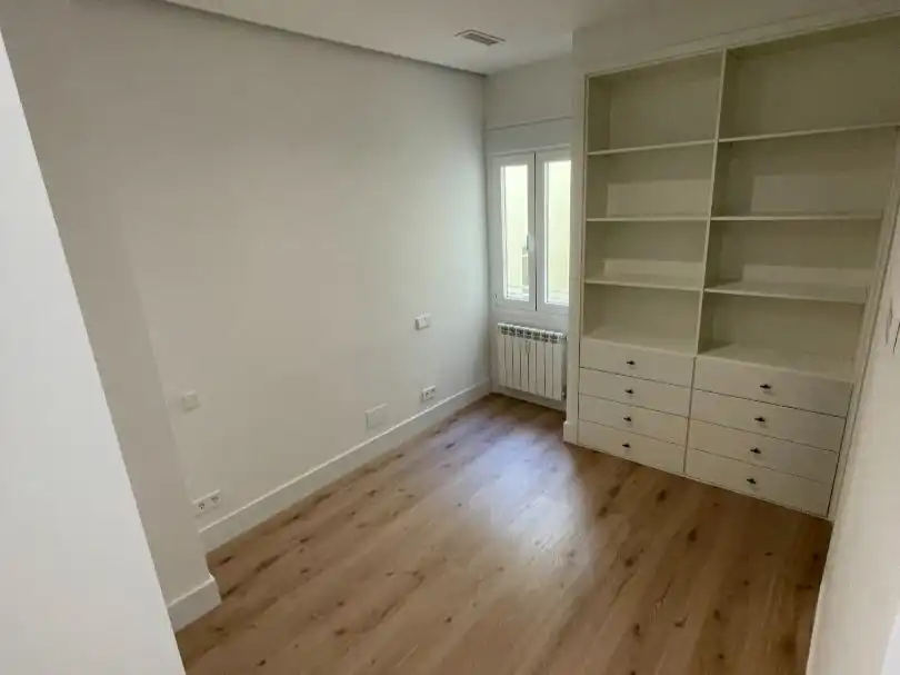 Schlafzimmer von Wohnung zur Miete in  Madrid Capital mit Klimaanlage, Terrasse und Balkon