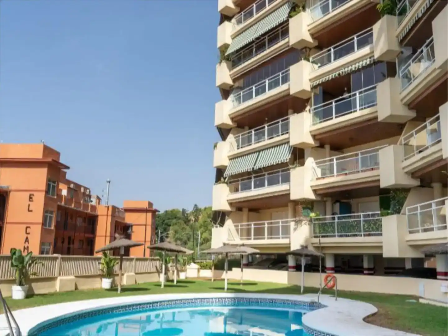 Vista exterior de Apartament en venda en Fuengirola amb Aire condicionat, Piscina i Balcó