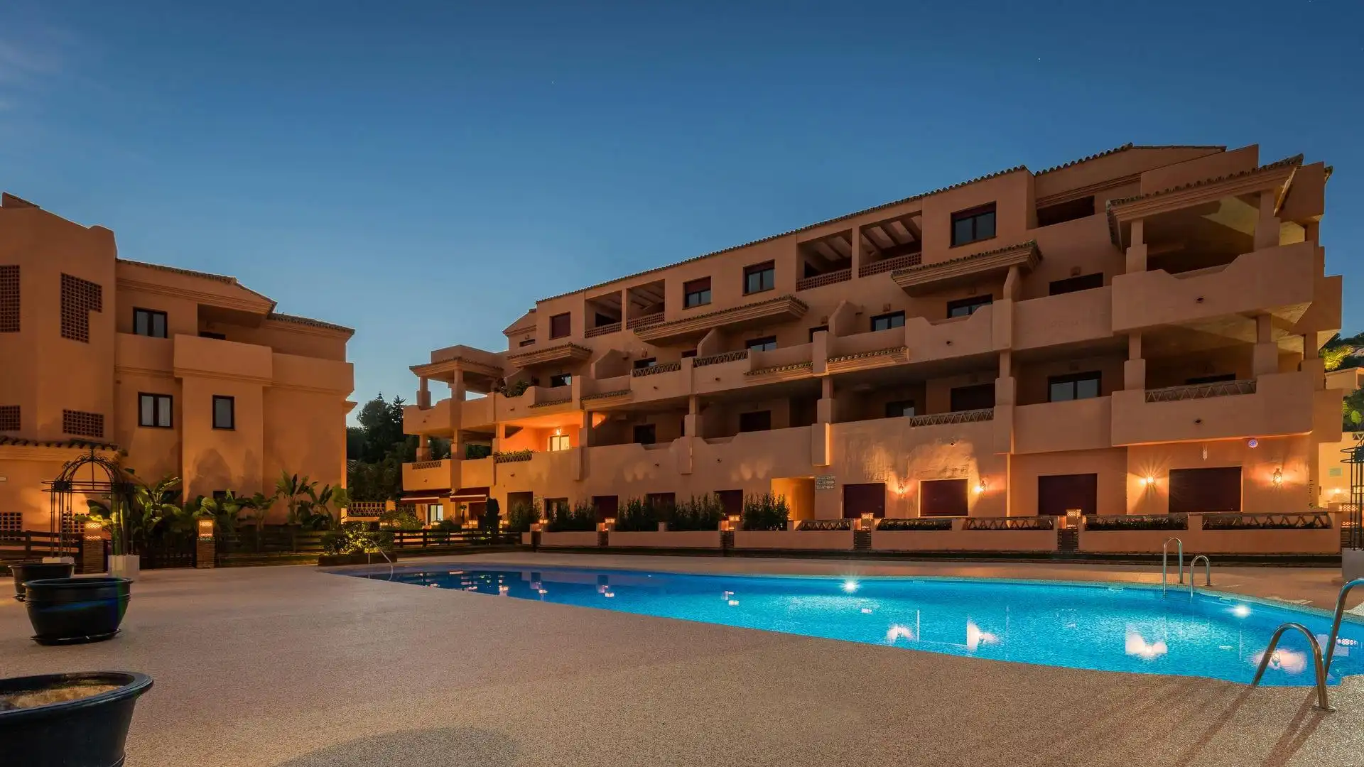 Piscina de Apartament en venda en Benahavís amb Piscina comunitària