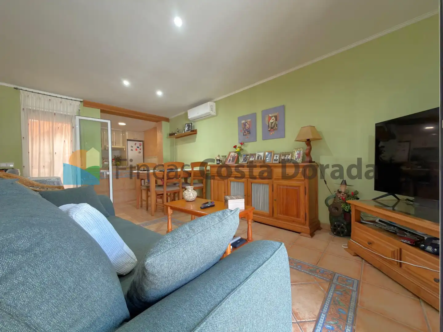 Sala d'estar de Casa o xalet en venda en Cubelles amb Aire condicionat, Jardí privat i Terrassa