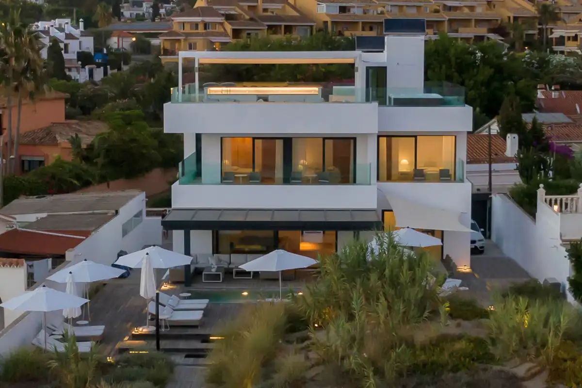 Vista exterior de Casa o xalet en venda en Marbella amb Aire condicionat, Jardí privat i Terrassa