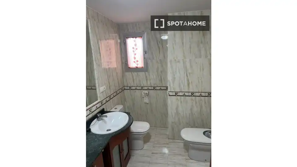 Bathroom of Flat for share in Almería  with Air Conditioner, Heating and Furnished
