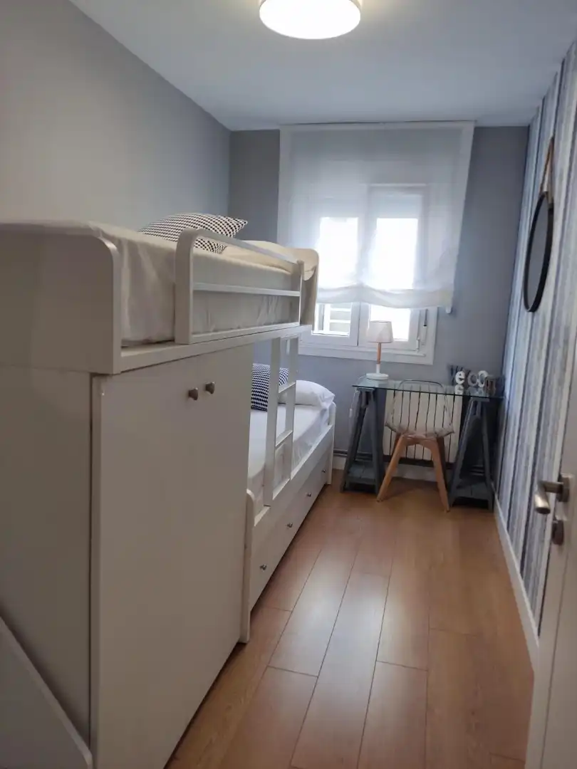Dormitori de Pis de lloguer en Santiago de Compostela  amb Calefacció, Parquet i Moblat