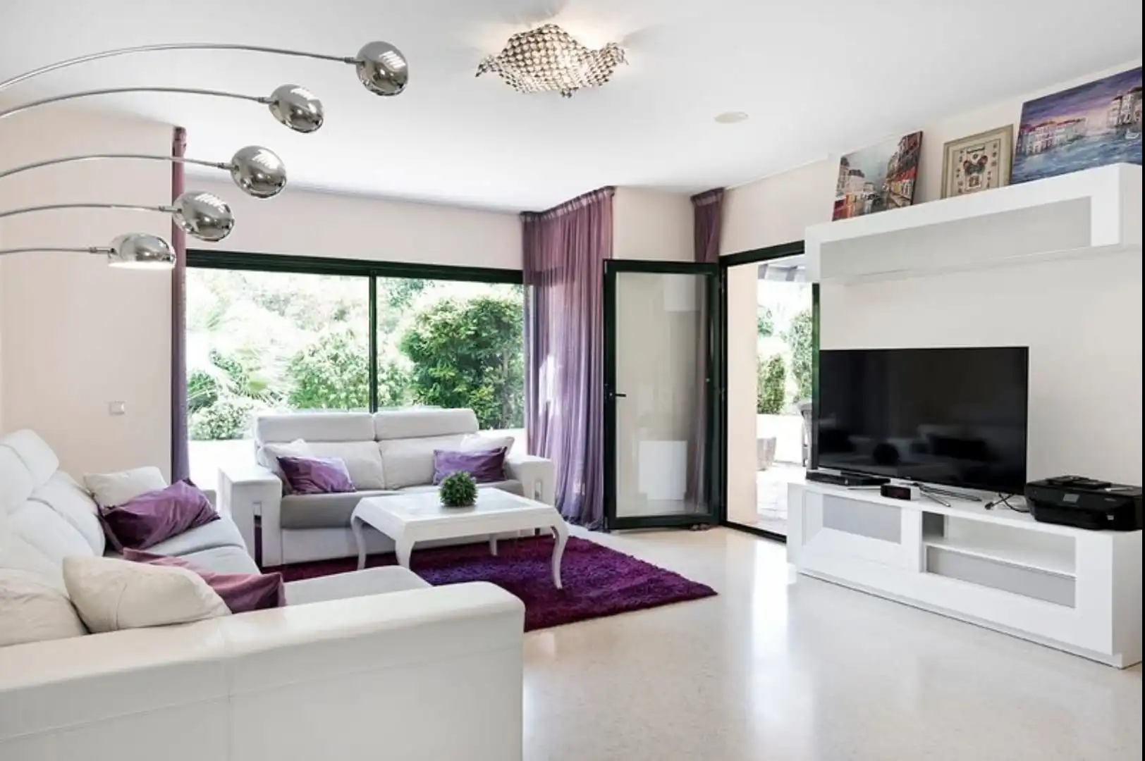 Sala d'estar de Planta baixa de lloguer en Benahavís amb Aire condicionat, Terrassa i Traster