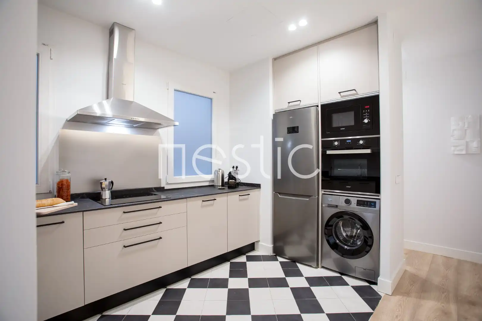 Cuina de Apartament de lloguer en Madrid amb Aire condicionat, Calefacció i Moblat