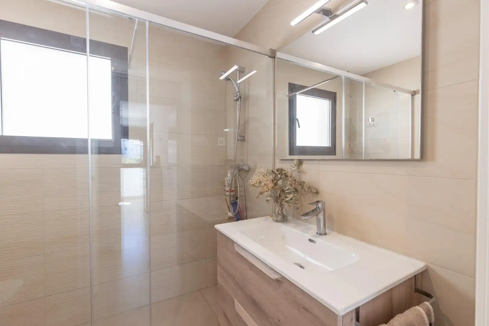 Bany de Casa o xalet en venda en Salobreña amb Aire condicionat, Jardí privat i Piscina