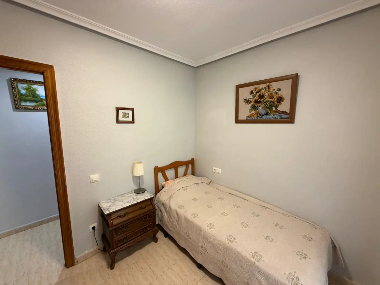 Dormitori de Pis de lloguer en Torrevieja amb Aire condicionat, Terrassa i Moblat