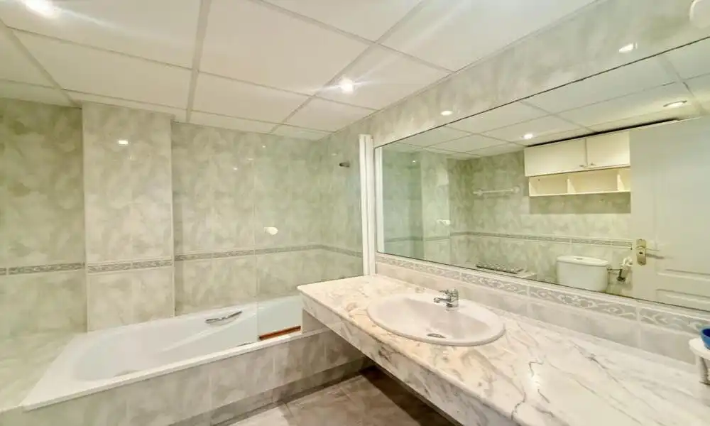 Baño de Dúplex de alquiler en Marbella con Aire acondicionado, Calefacción y Terraza