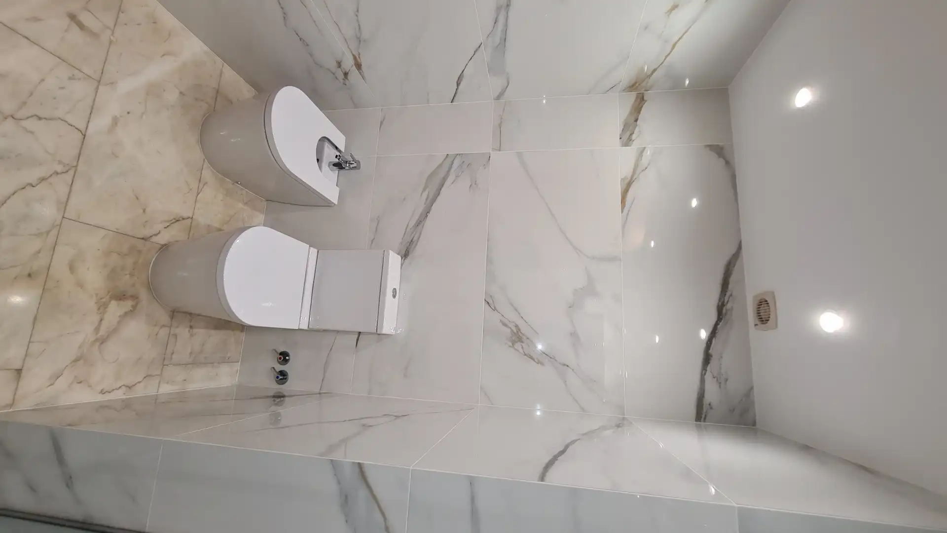Bany de Apartament de lloguer en Madrid amb Aire condicionat, Calefacció i Moblat