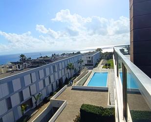 Vista exterior de Àtic en venda en Manilva amb Aire condicionat, Terrassa i Piscina comunitària