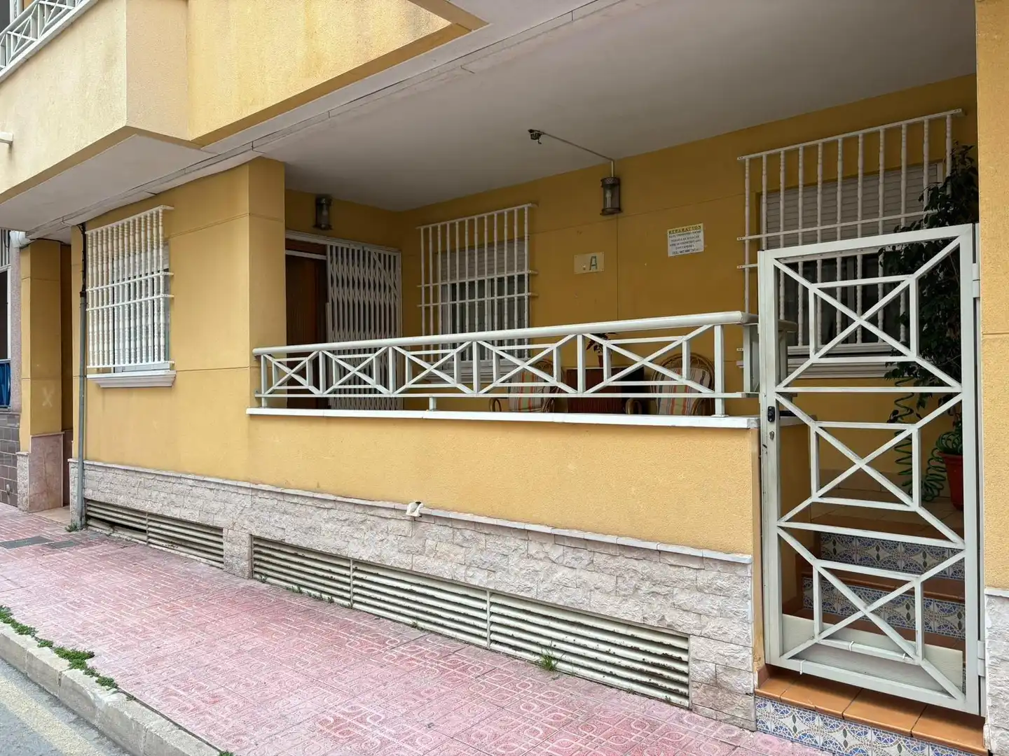 Vista exterior de Casa o xalet en venda en Torrevieja amb Terrassa, Moblat i Balcó