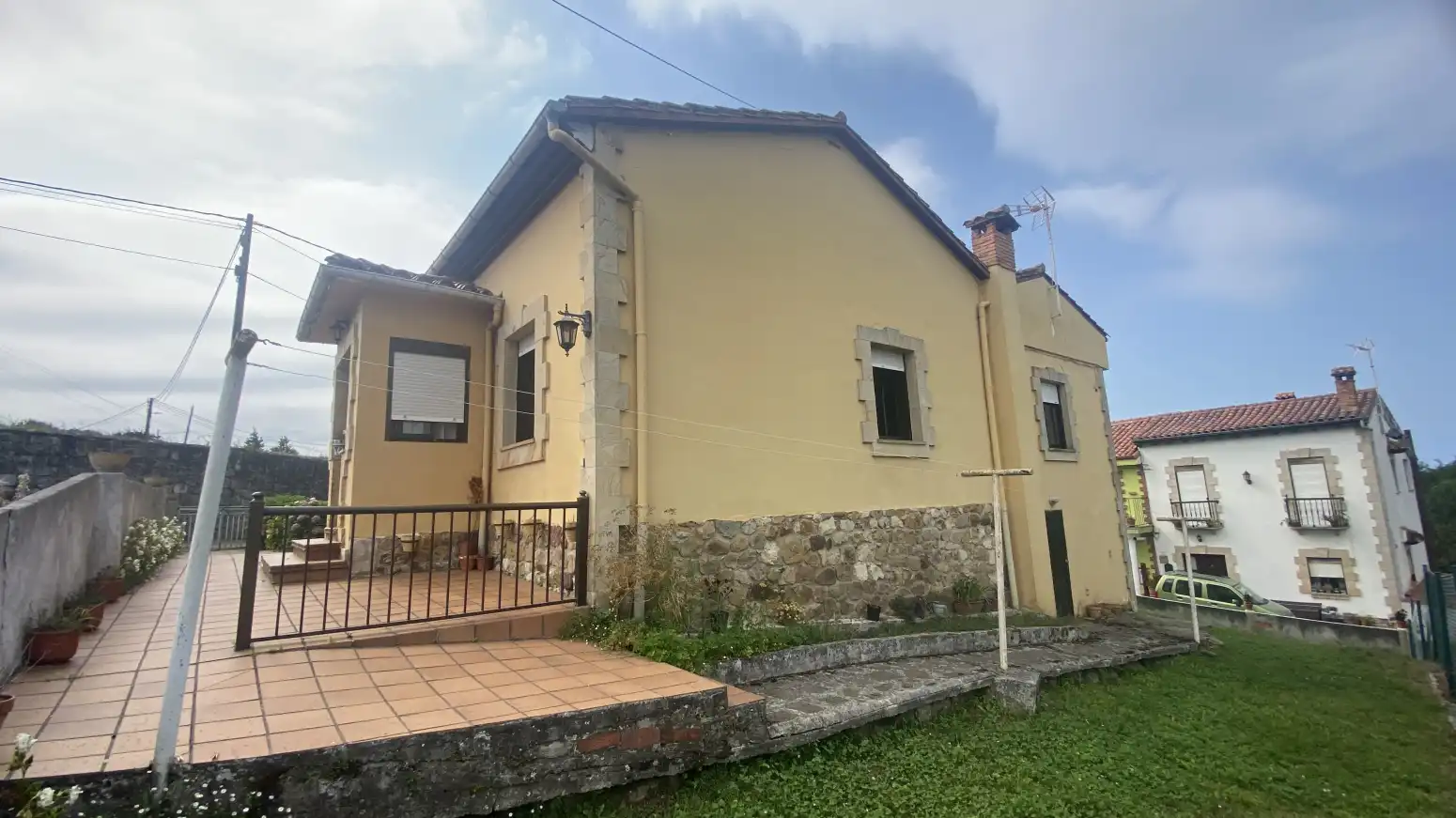 Außenansicht von Haus oder Chalet zum Verkauf in Polanco mit Heizung, Privatgarten und Parkett