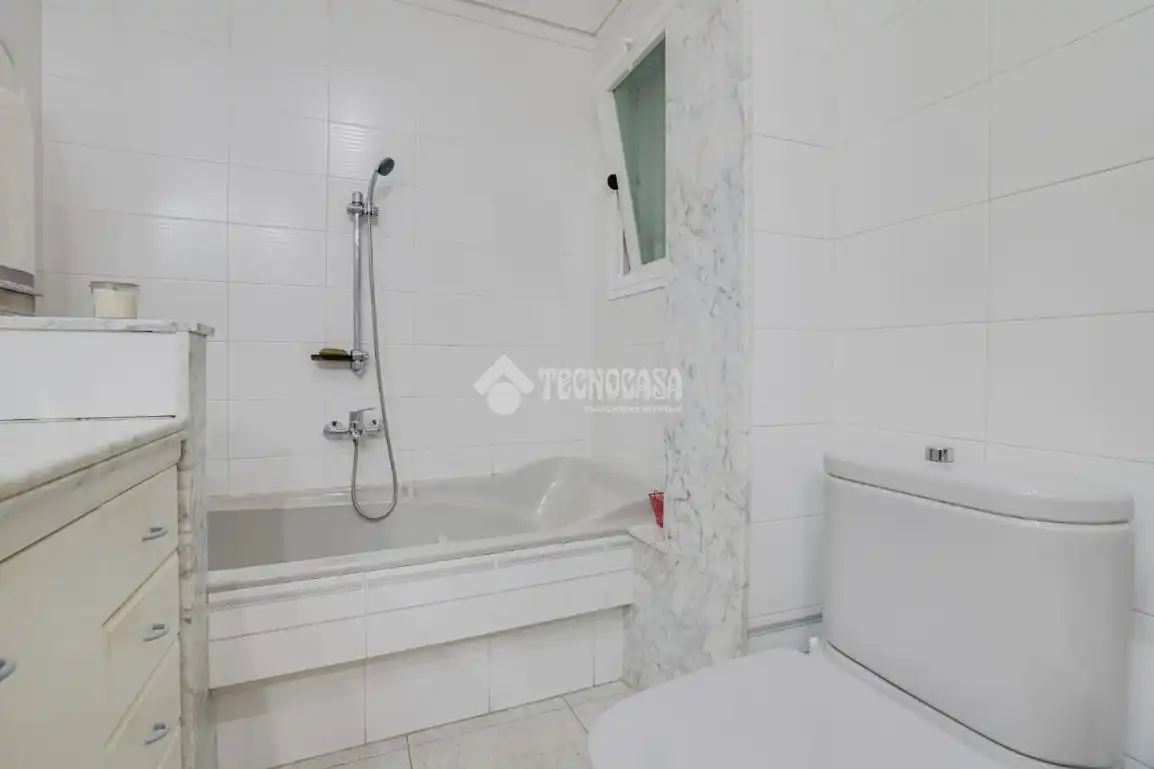 Badezimmer von Einfamilien-Reihenhaus zum Verkauf in Terrassa mit Terrasse