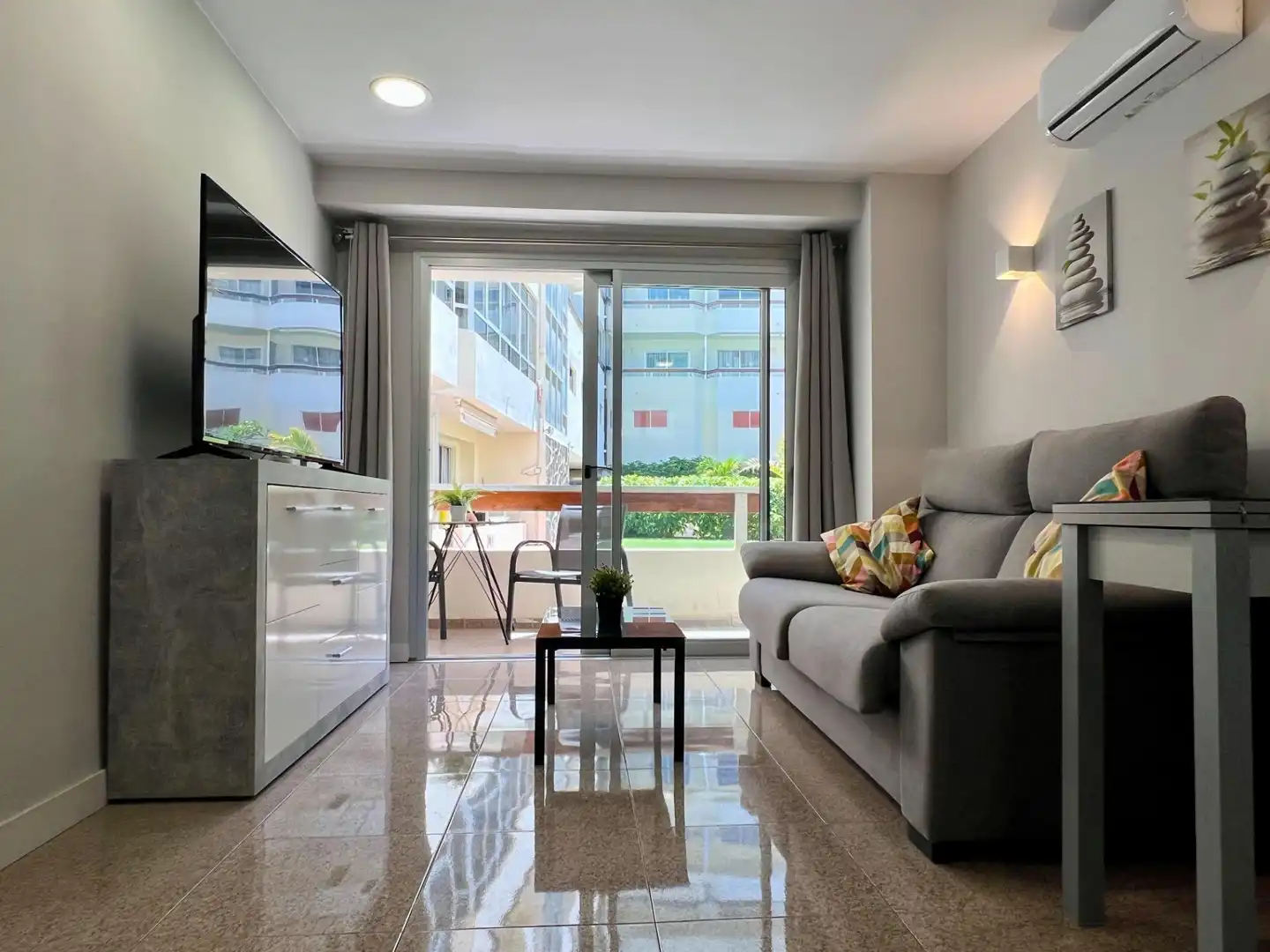 Sala d'estar de Apartament en venda en San Bartolomé de Tirajana amb Aire condicionat, Jardí privat i Moblat