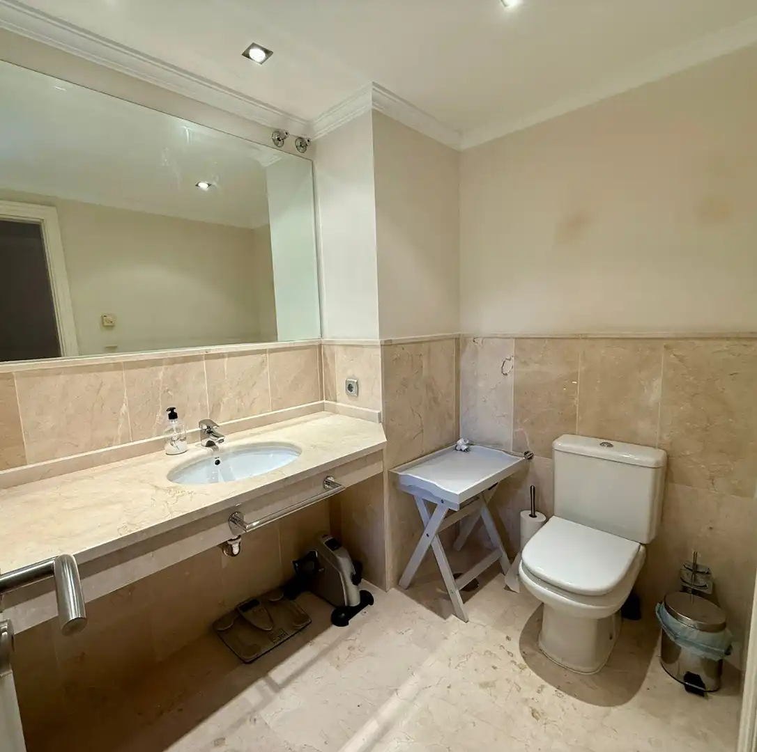 Bany de Apartament de lloguer en Estepona amb Aire condicionat, Terrassa i Piscina