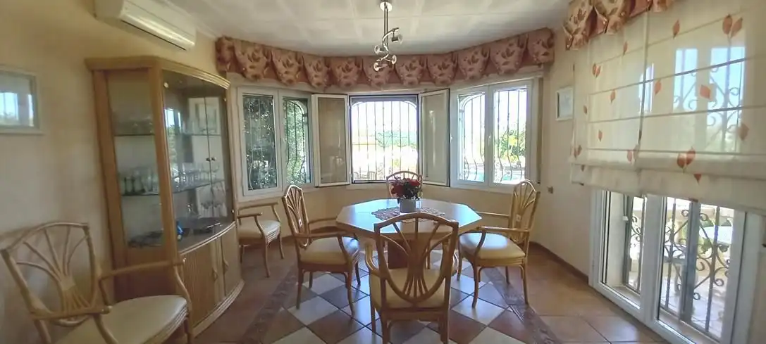 Menjador de Casa o xalet en venda en Mont-roig del Camp amb Aire condicionat, Calefacció i Jardí privat