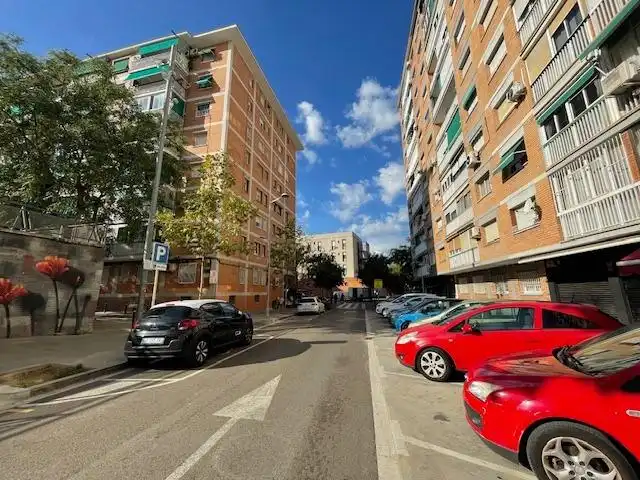 Vista exterior de Garaje en venta en Cornellà de Llobregat