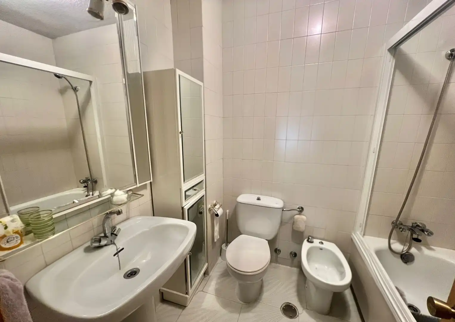 Baño de Casa adosada en venta en Madrid con Aire acondicionado, Calefacción y Jardín privado