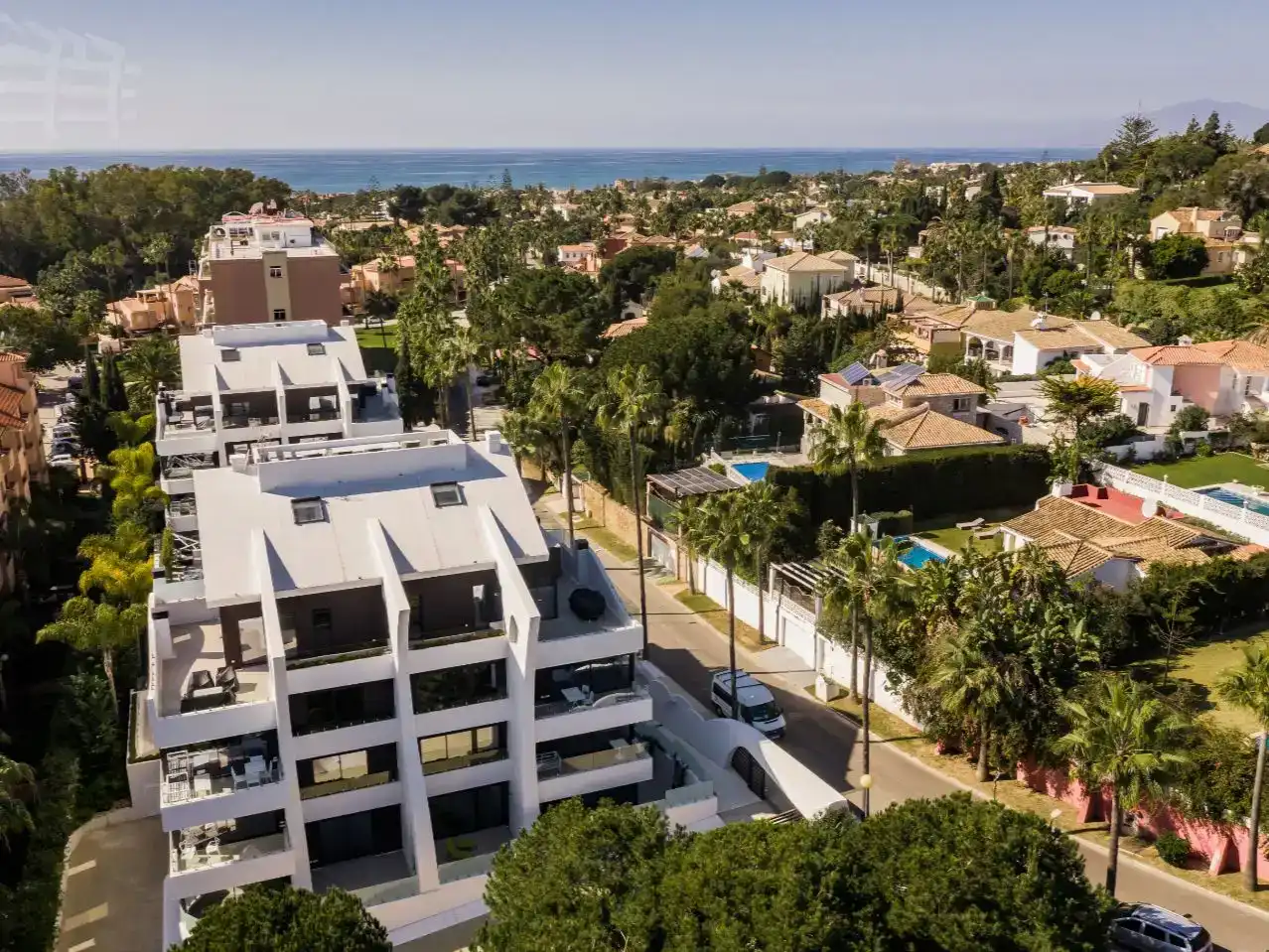 Vista exterior de Pis en venda en Marbella amb Aire condicionat, Piscina i Balcó