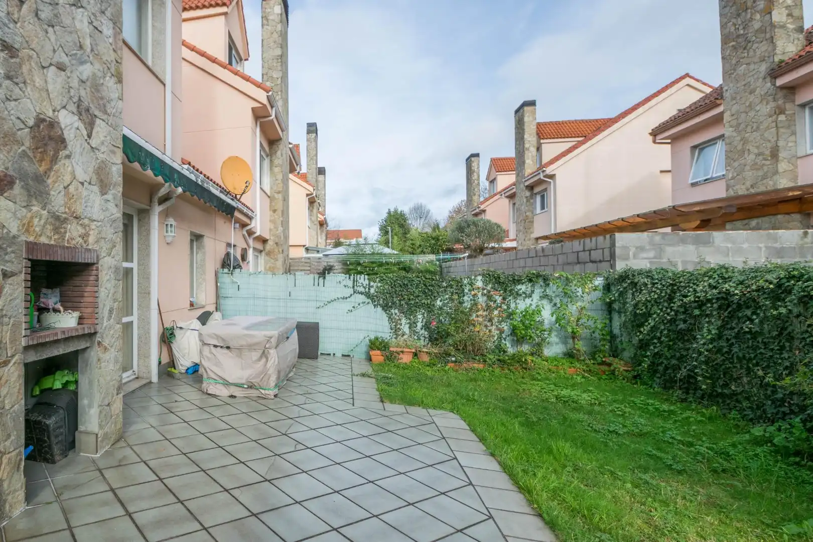 Jardín de Casa adosada en venta en Oleiros con Calefacción, Jardín privado y Parquet