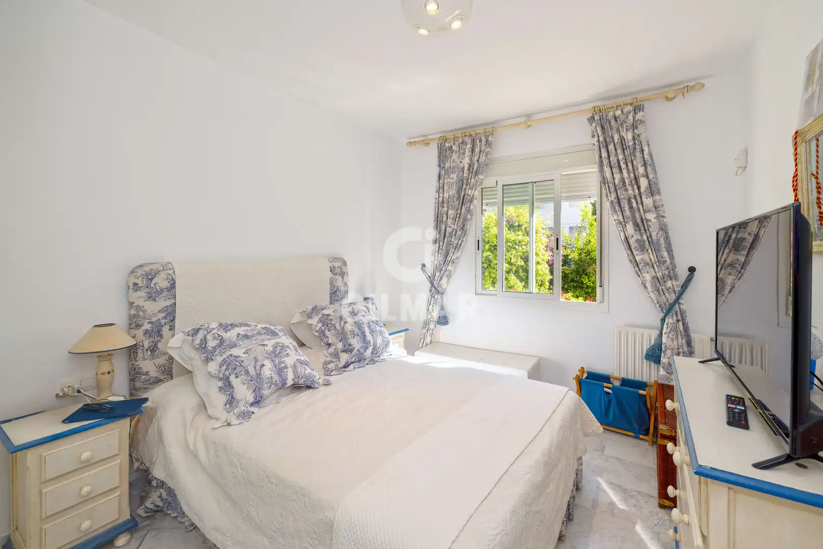 Schlafzimmer von Wohnungen zum Verkauf in Marbella mit Heizung, Privatgarten und Schwimmbad