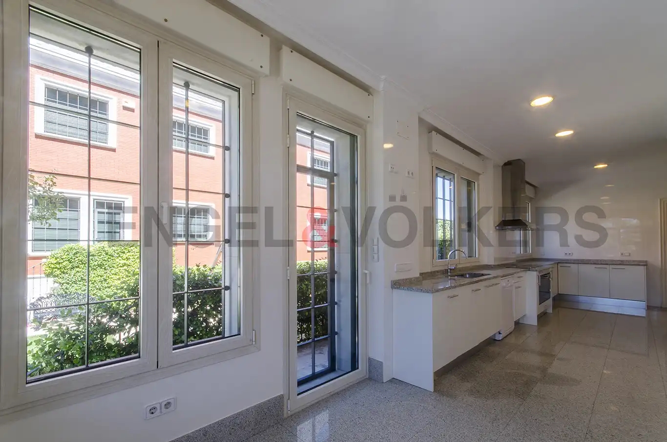 Cuina de Casa adosada de lloguer en Madrid amb Aire condicionat, Calefacció i Jardí privat