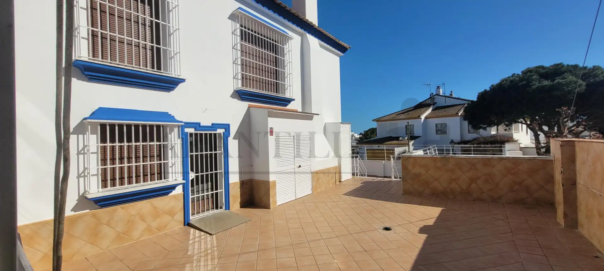 Vista exterior de Casa o chalet en venta en Islantilla con Terraza, Piscina y Alarma