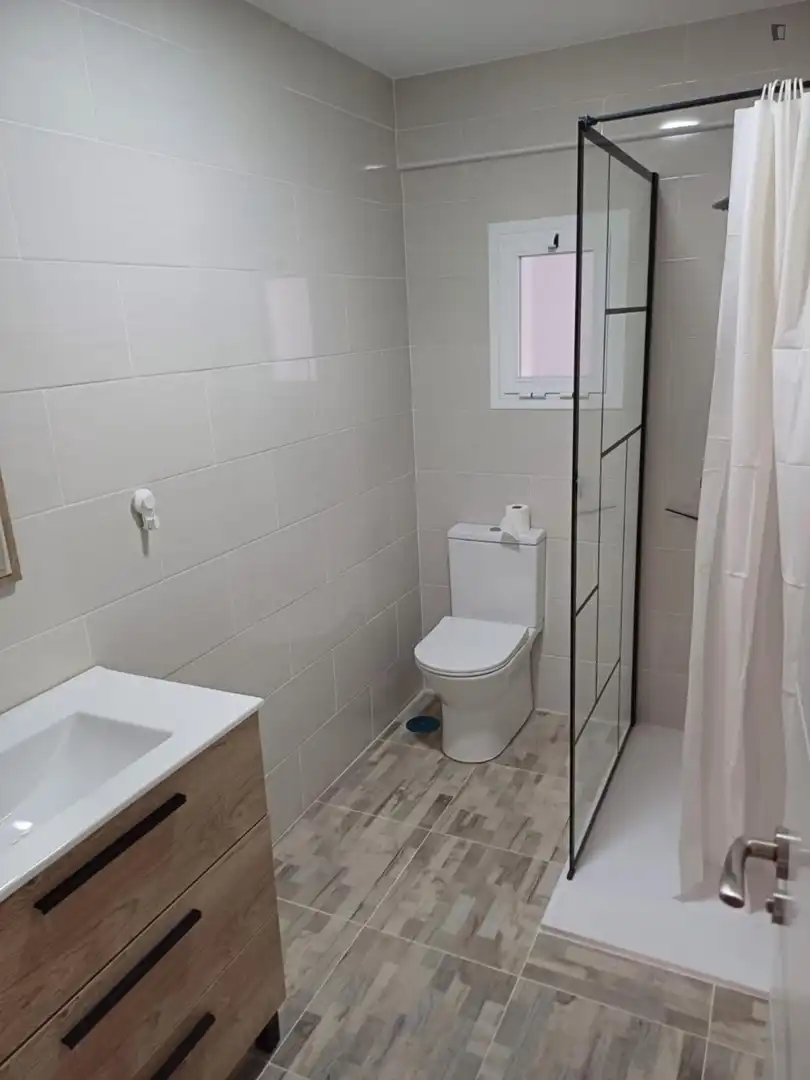 Bany de Apartament per a compartir en Azuqueca de Henares amb Aire condicionat, Calefacció i Moblat