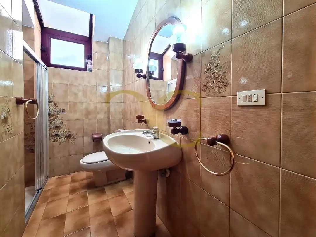 Bany de Casa o xalet en venda en Oviedo  amb Calefacció, Jardí privat i Terrassa
