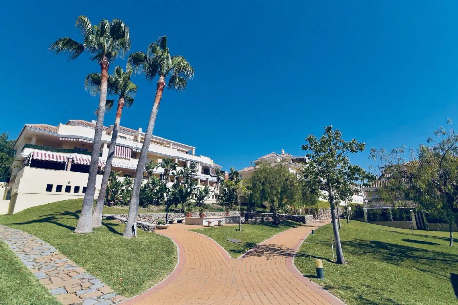 Vista exterior de Planta baja en venta en Vélez-Málaga con Aire acondicionado, Jardín privado y Terraza