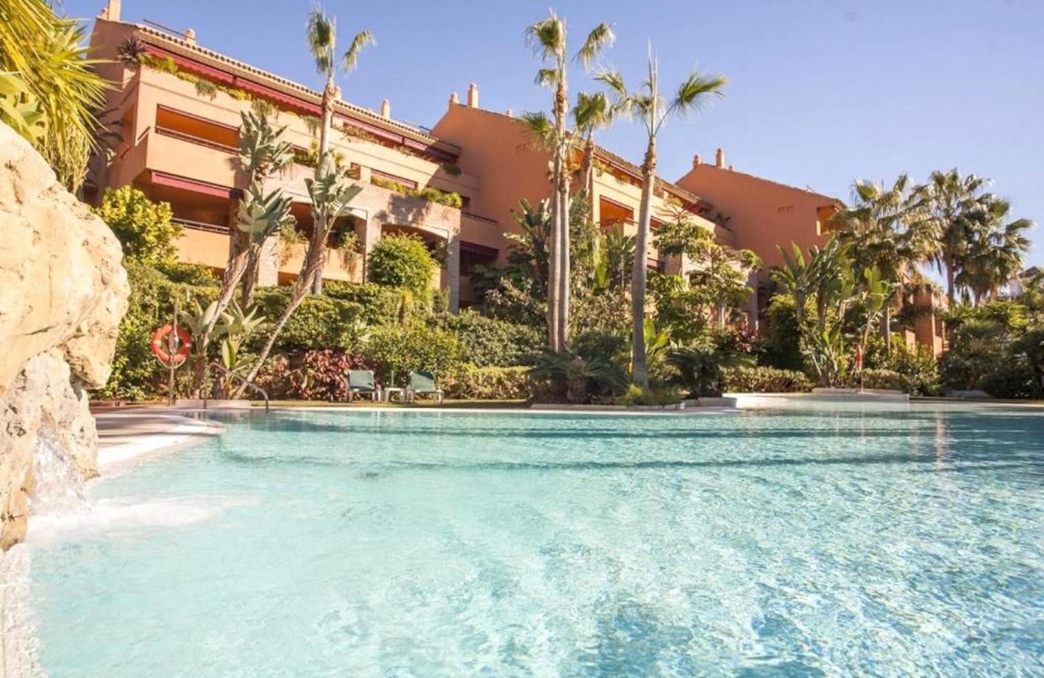 Jardí de Apartament de lloguer en Marbella amb Terrassa, Piscina i Piscina comunitària