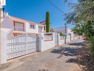 Casa con balcone in vendita a Calle Calle Nogal 4