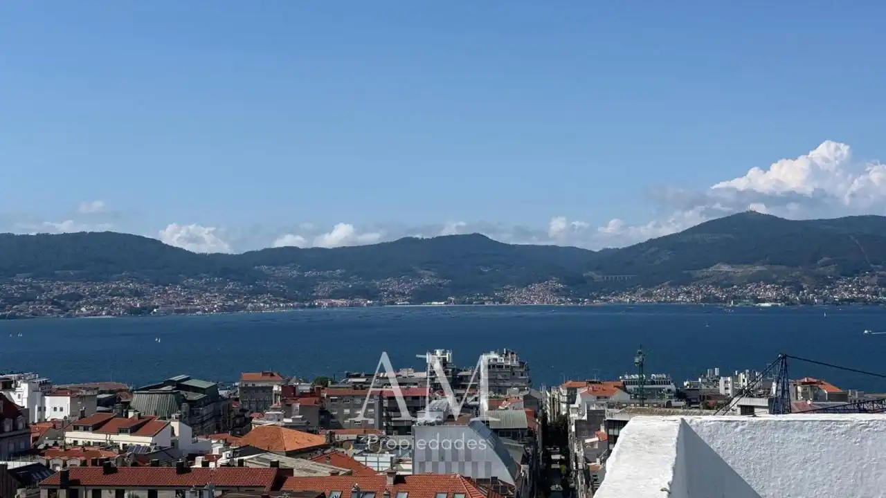 Vista exterior de Dúplex en venda en Vigo  amb Calefacció, Terrassa i Traster