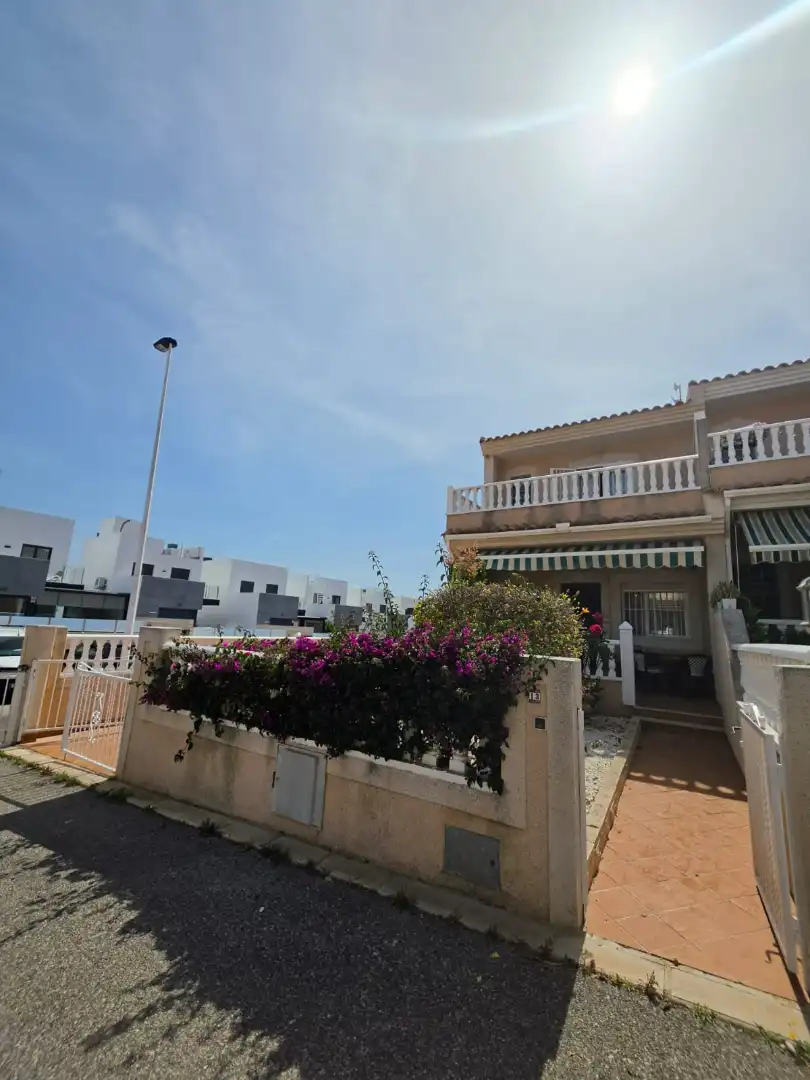 Vista exterior de Casa o chalet en venta en Torrevieja con Amueblado