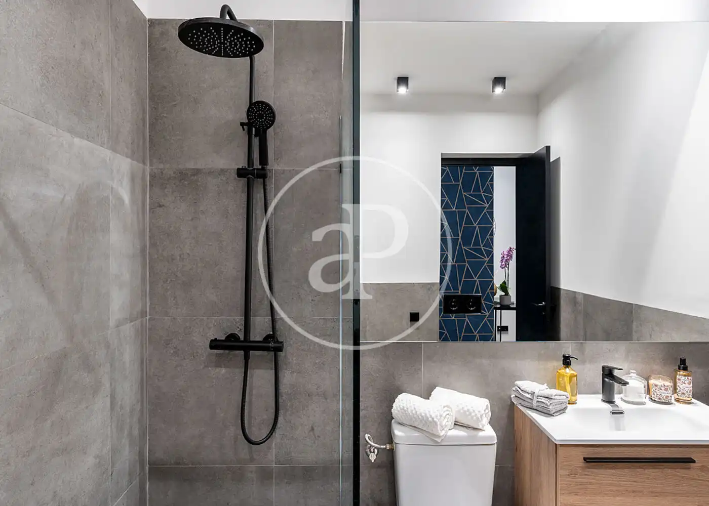 Bathroom of Flat for rent in Madrid  with Air Conditioner, Heating and Furnished