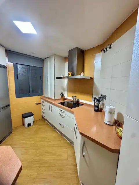 Küche von Wohnung zum Verkauf in Sevilla mit Klimaanlage und Abstellraum