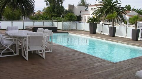Casa al canal en gran parcela se vende en la Costa Brava, marina Empuriabrava, imatge 2