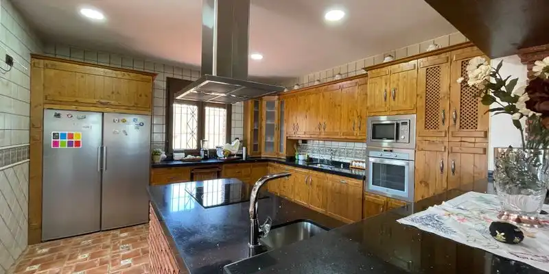 Cuina de Casa o xalet en venda en Loja amb Aire condicionat, Jardí privat i Terrassa