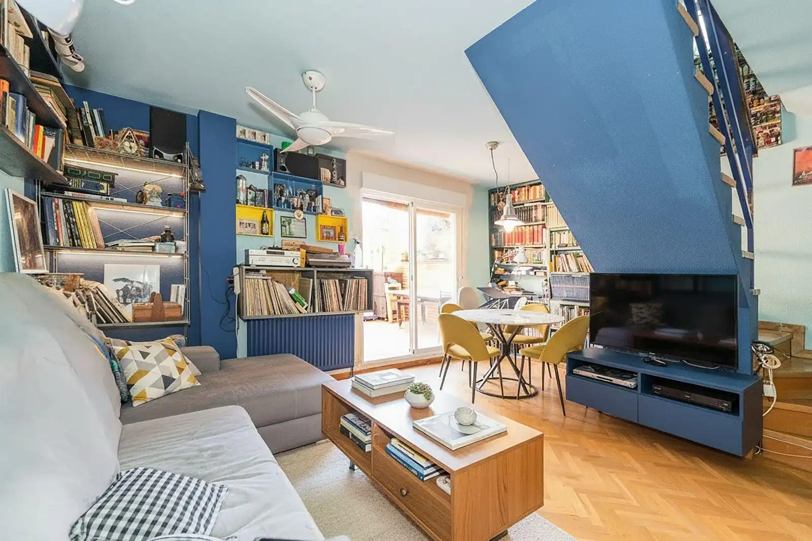 Sala d'estar de Dúplex en venda en San Sebastián de los Reyes amb Calefacció, Parquet i Terrassa