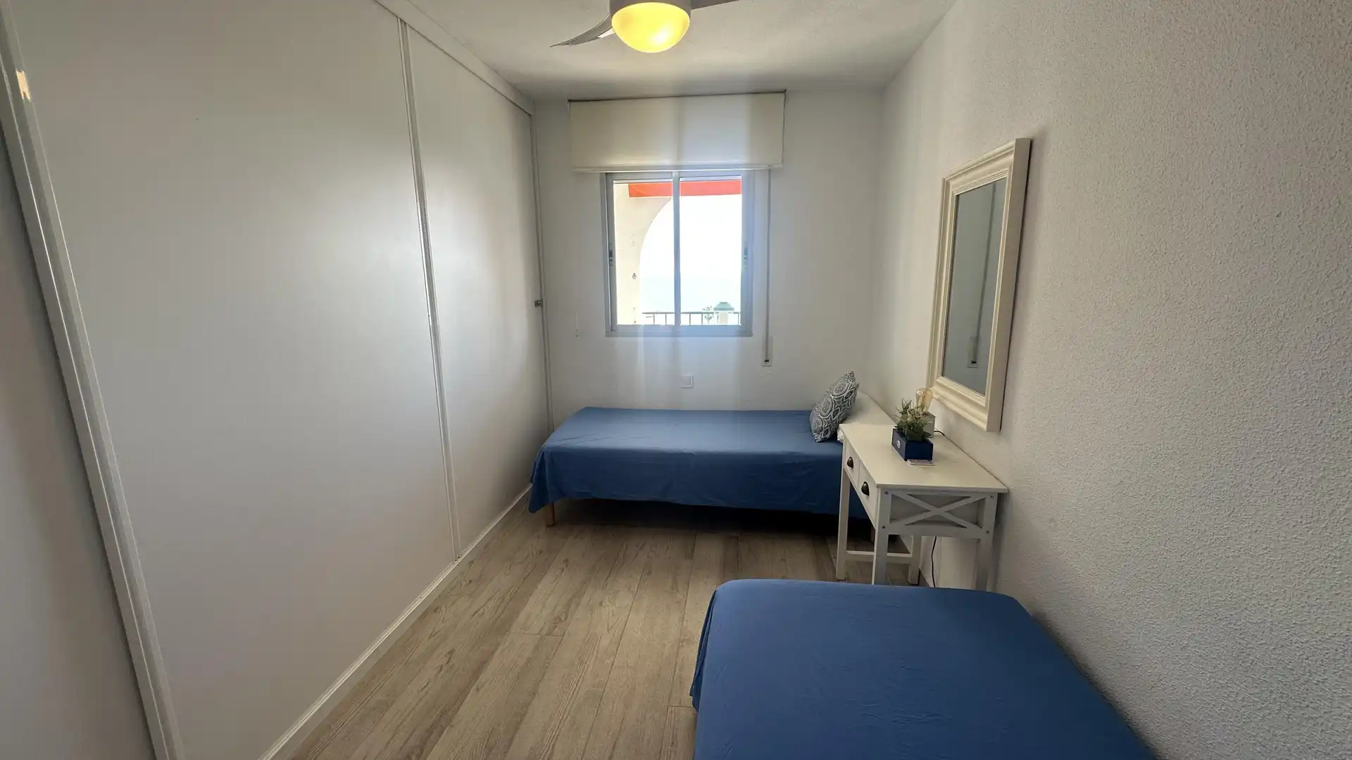 Dormitori de Apartament de lloguer en Fuengirola amb Jardí privat i Piscina comunitària