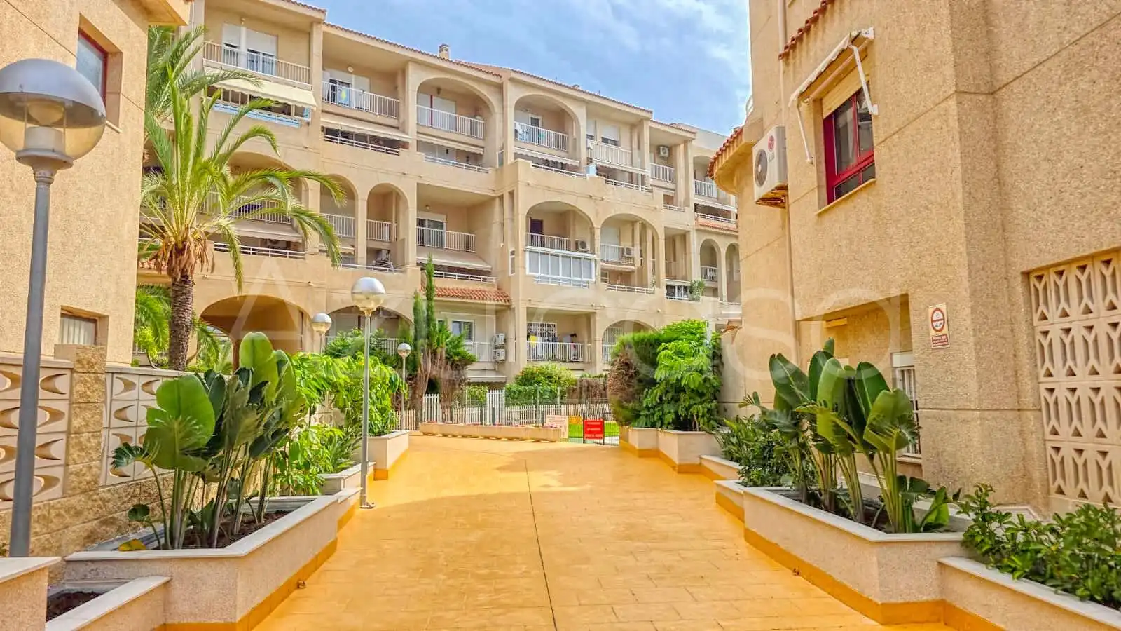 Vista exterior de Dúplex en venta en El Campello con Aire acondicionado, Trastero y Piscina comunitaria