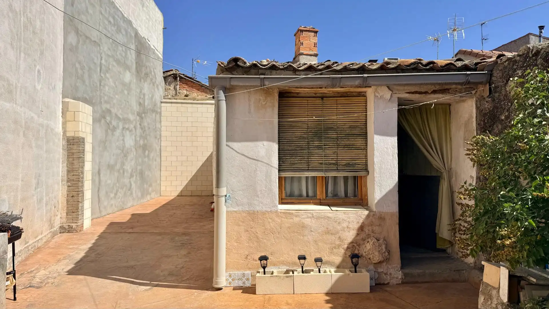 Vista exterior de Casa o xalet en venda en Torrecilla del Pinar amb Jardí privat, Traster i Moblat