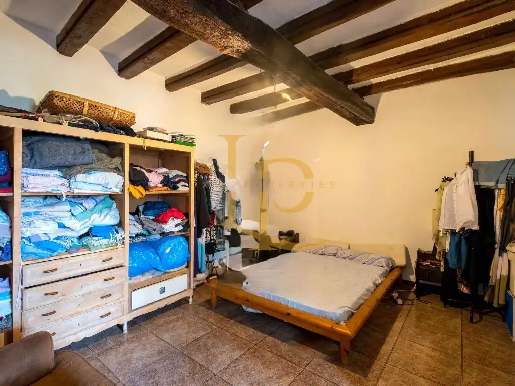 Dormitori de Finca rústica en venda en Rubí amb Calefacció, Jardí privat i Parquet