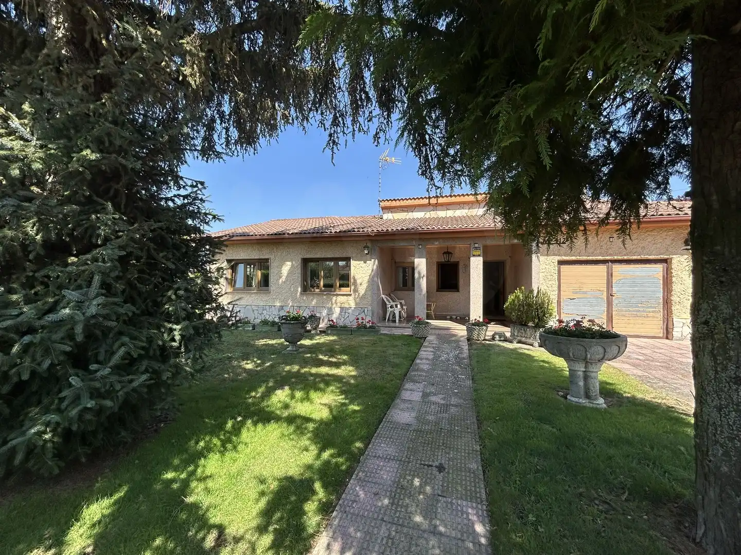 Vista exterior de Casa o chalet en venta en Villadangos del Páramo con Calefacción, Terraza y Piscina