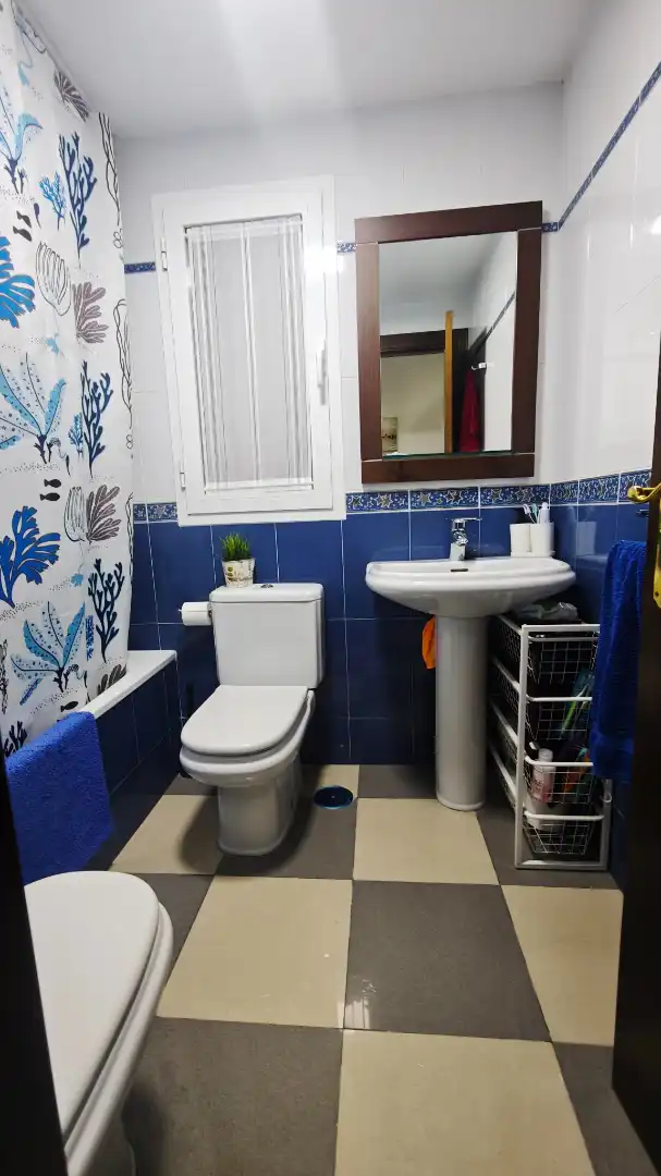 Baño de Piso en venta en Roquetas de Mar con Aire acondicionado, Terraza y Amueblado