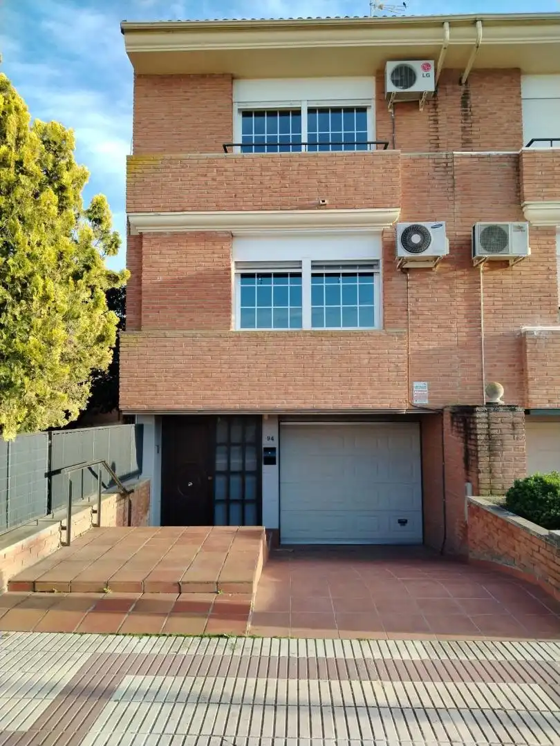 Vista exterior de Casa adosada en venda en Mollerussa amb Calefacció i Jardí privat