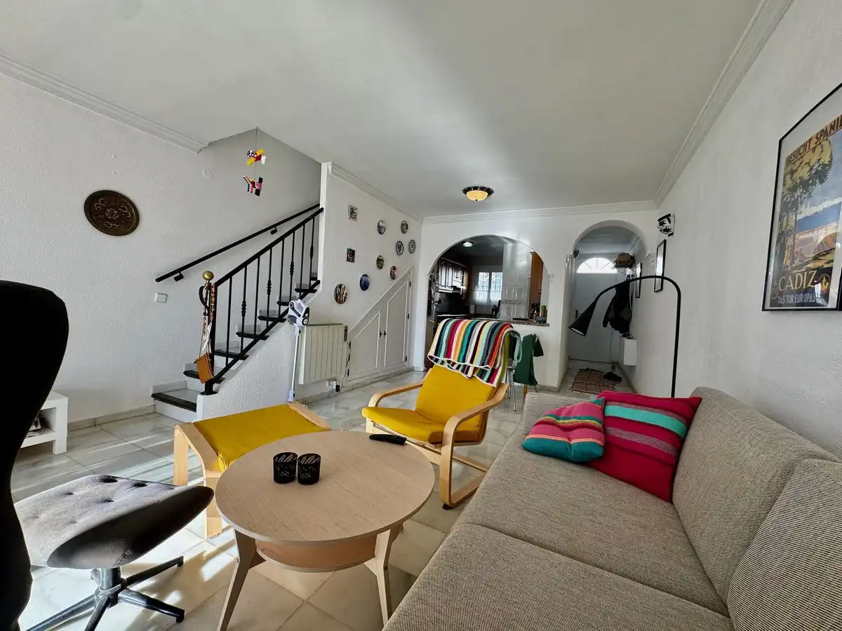 Sala de estar de Casa adosada en venta en Benalmádena con Aire acondicionado, Terraza y Piscina comunitaria